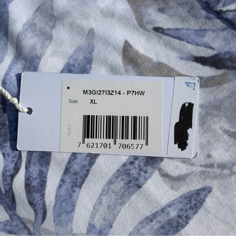 GUESS White & Light Blue Palm-Print Short Sleeve Tee - Picture 11 of 12